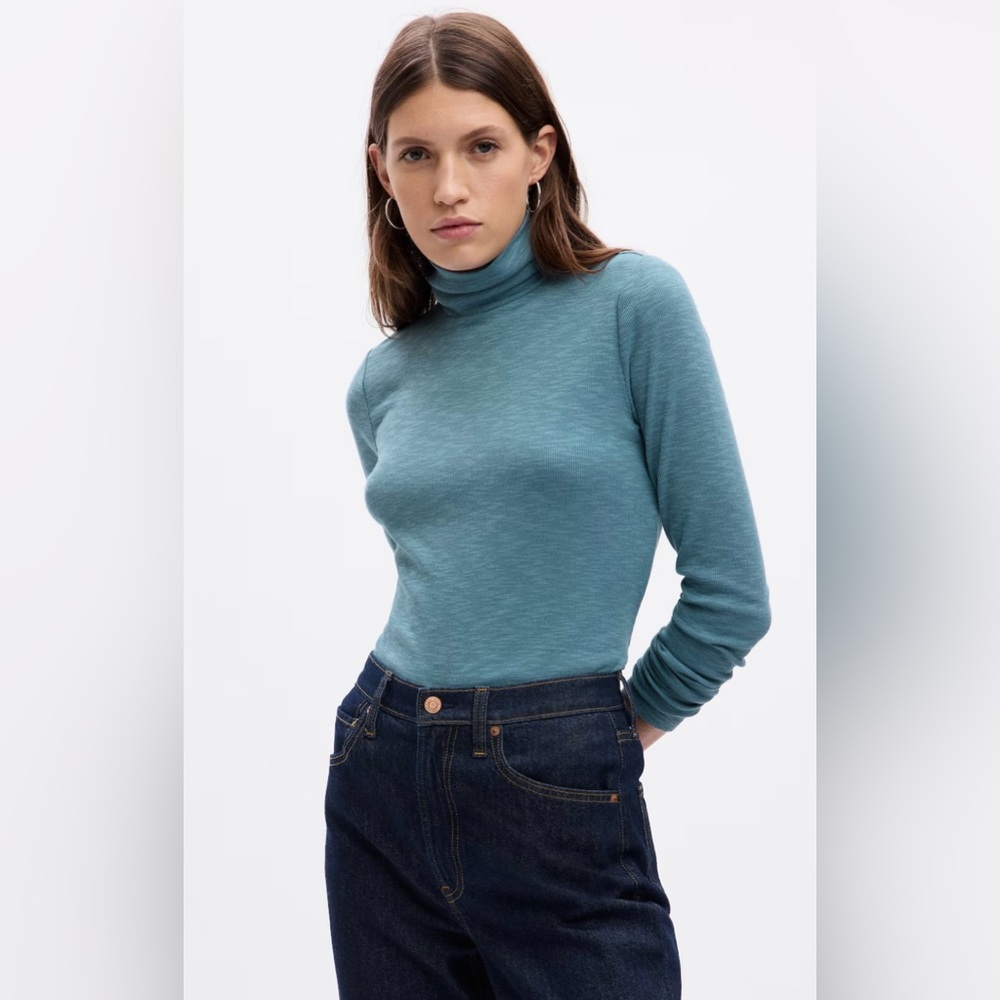 NWOT GAP - essential ribbed turtleneck - size m